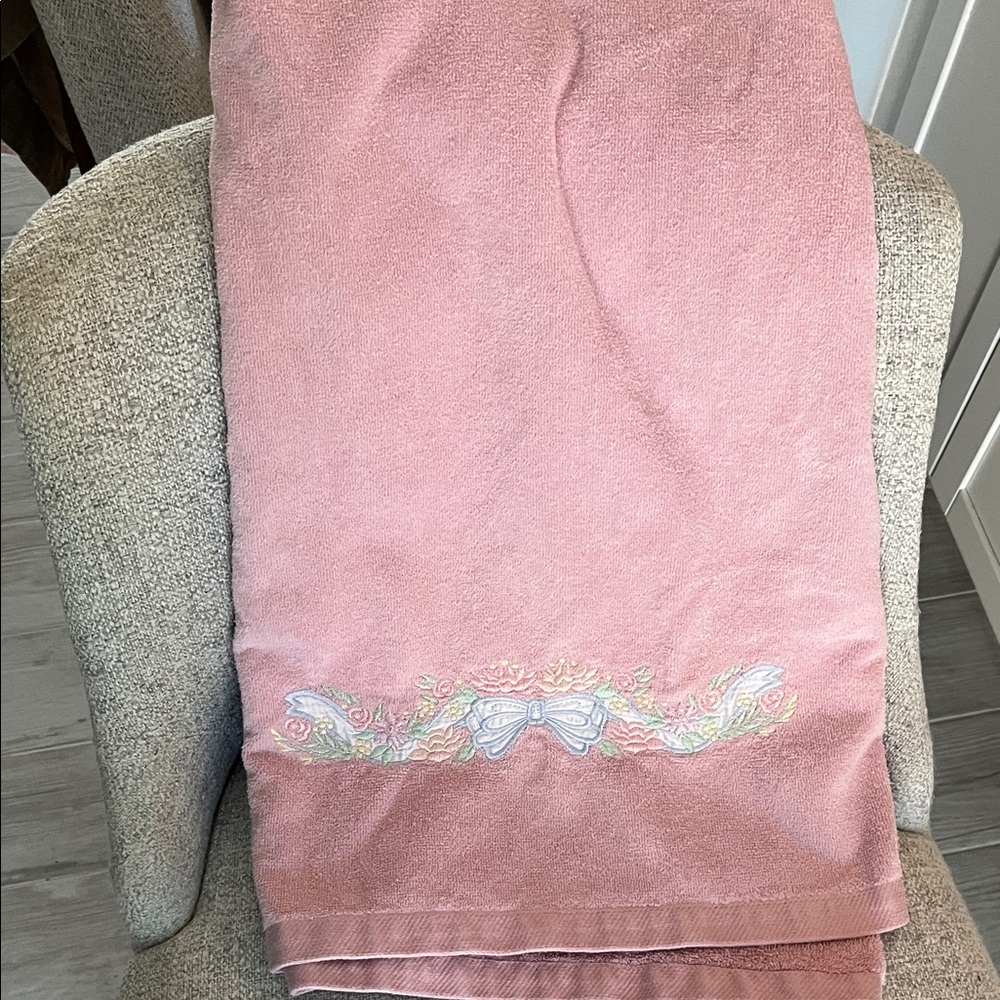 The Avanti look vintage 1978 pink terrycloth bath towel embroidered bow floral